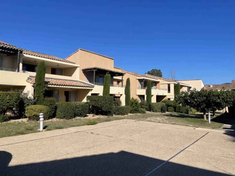 Vente Appartement T 2 meublé sur Golf à l’isle sur la sorgue. Piscine/Courts de tennis